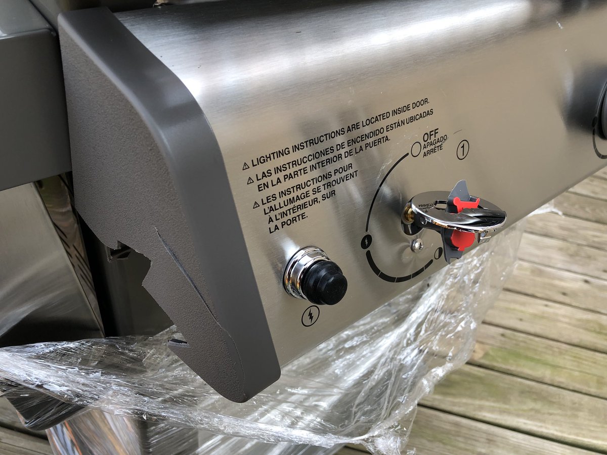 RodigasAstro's tweet photo. Really good job with the delivery of this broken grill @Lowes. https://t.co/ouC0VLK6wI
