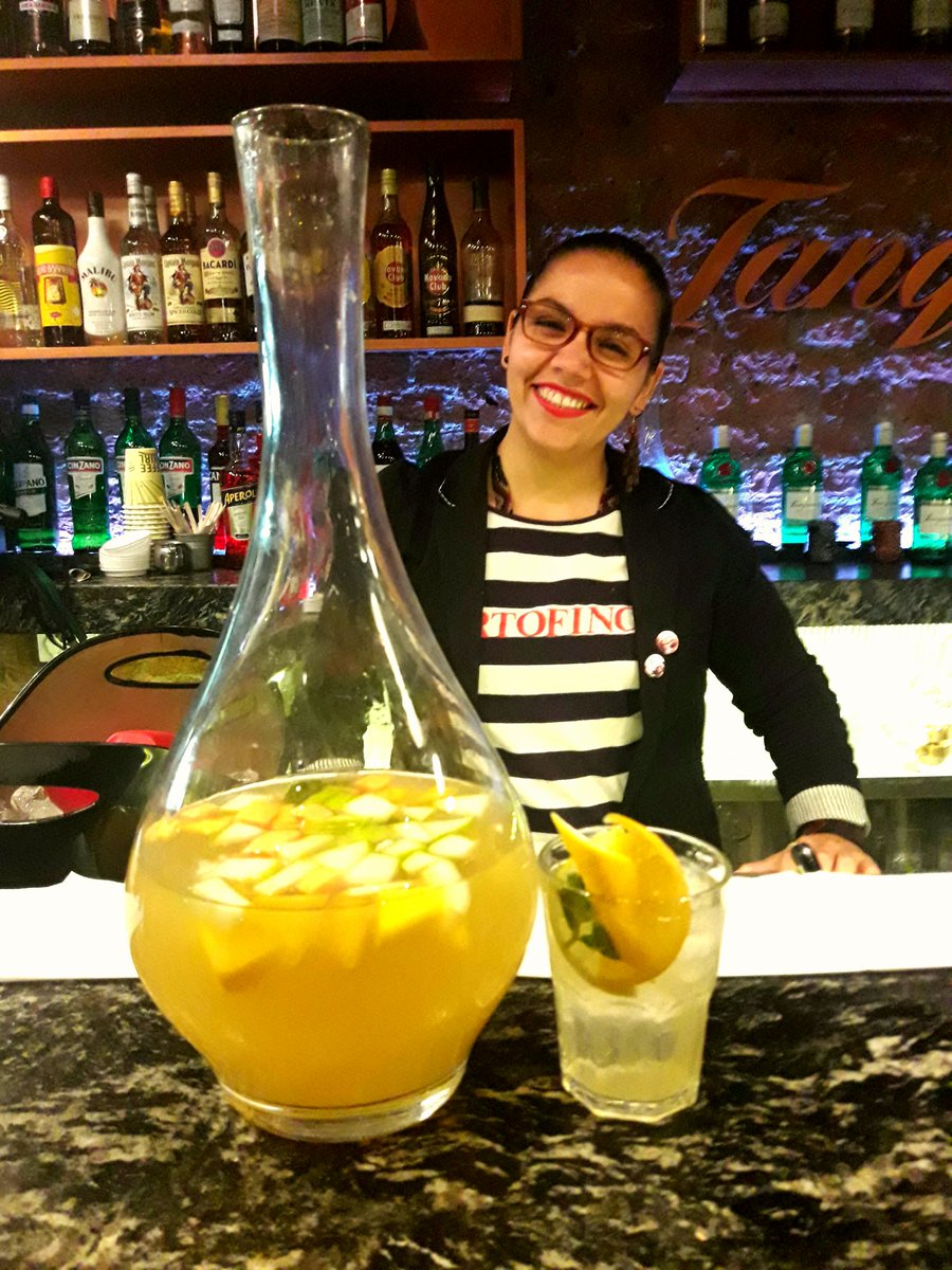 Sangría espectacular en <a href="/bardot/">life</a> de la mano de nuestra bartender <a href="/ResfahGuerrero/">Resfah</a> Vení a probar versión #blanca o #tinta los miércoles!