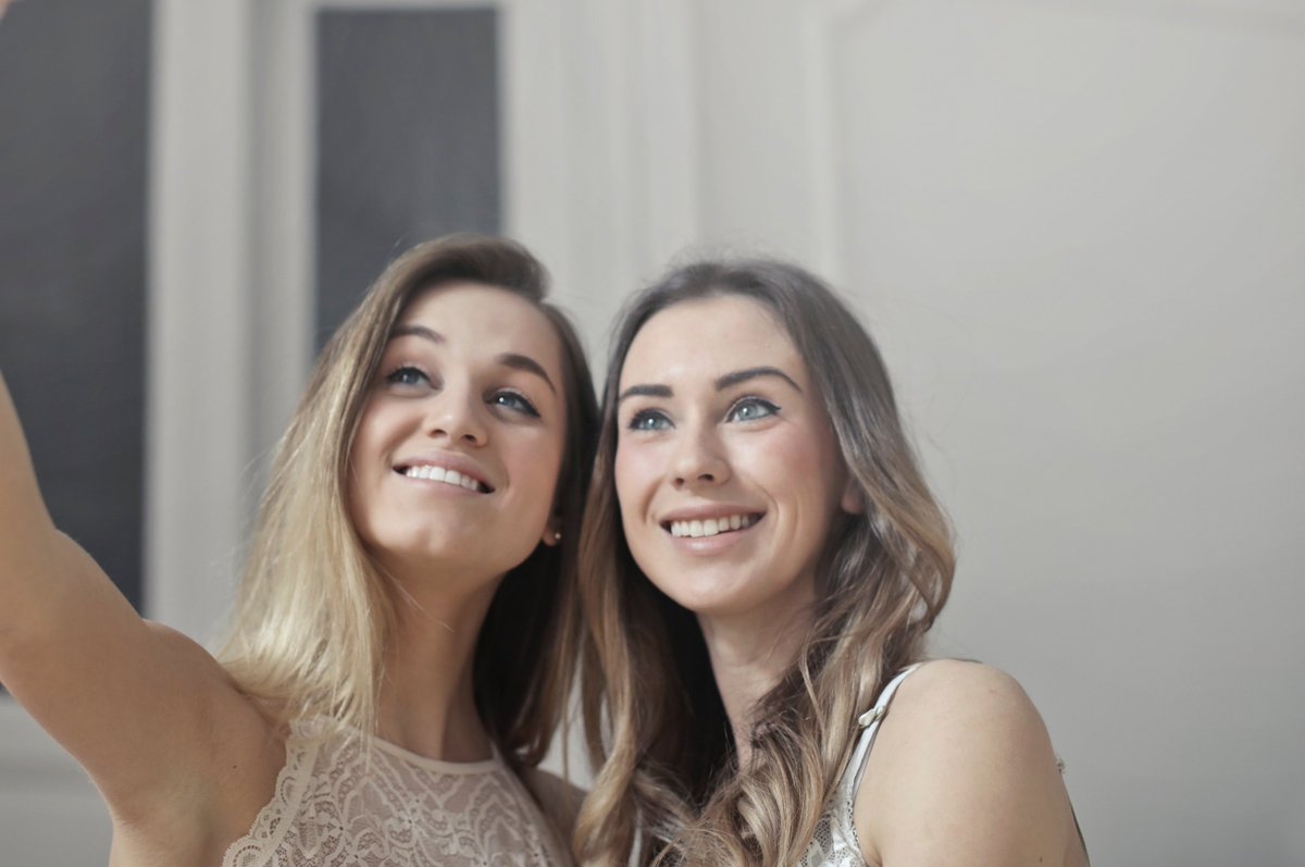 Beautiful girls take a selfie.
Mett them @ richpeoplematchmaker.com
.
.
#STAR #beautifulselfie #friendship #richlife #singlegirl #richdatingsite