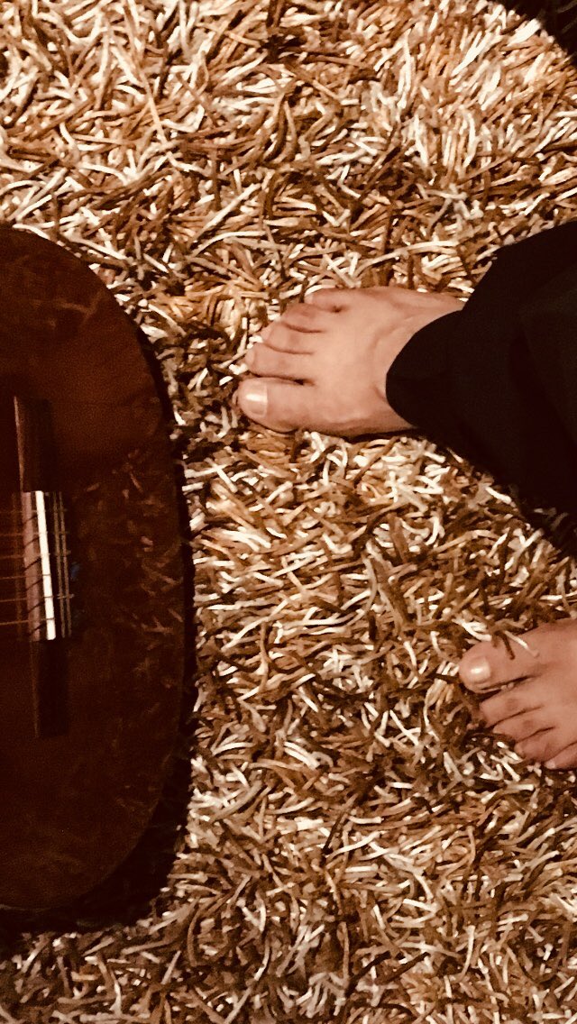 theeggman72's tweet photo. Me llamas..deseas que te toque..y yo, sin resistir al llamado..camino con ansia ..y ya te siento sobre mis pies y entre mis manos.. eres mía.. #TeCanto https://t.co/yaBpnW72d8