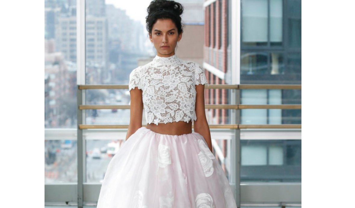 BazaarBR's tweet photo. NOIVAS COM A BARRIGA DE FORA: sim, os tops cropped são hit da Bridal Week. Veja aqui os looks de destaque da semana de moda para noivas, que acontece em Nova York
#bazaarnoiva #casamento #vestido #ny #topcropped #bridalweek
https://t.co/alyZcal8JJ https://t.co/MOyEMR3ULz