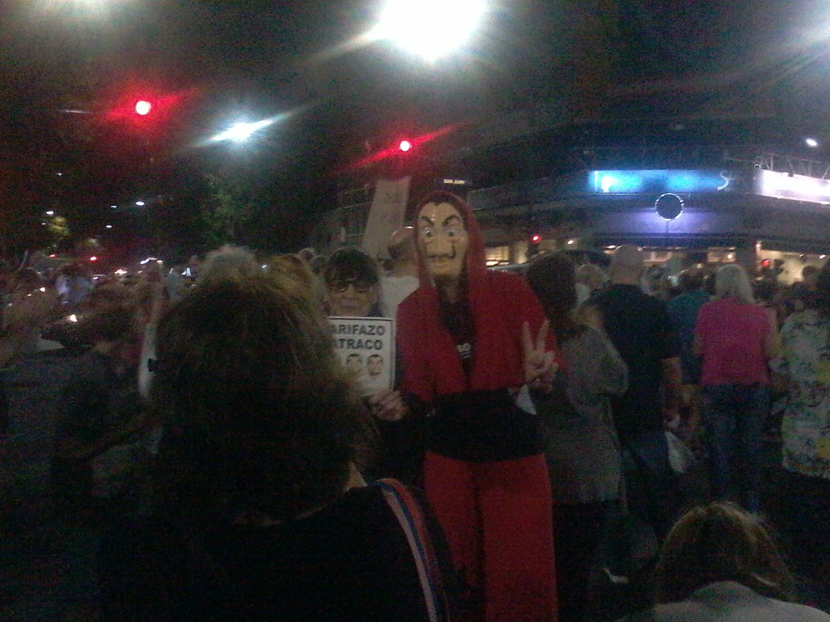 nacho_n91's tweet photo. Algunas imágenes del ruidazo contra el tarifazo en San Juan y Boedo. Los vecinos del barrio salieron a manifestarse masivamente, porque ya no alcanzan nuestros sueldos para pagar estas tarifas exorbitantes.
#BastaDeAumentos #RUIDAZONACIONAL18A https://t.co/z21WQTImbl