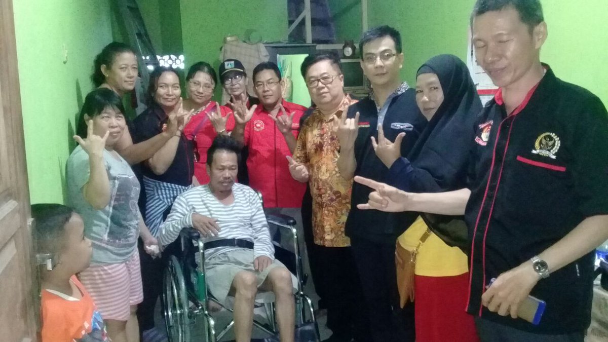 via_vallen_jkt's tweet photo. Wakil rakyat sahabat rakyat ...
@DuriantoDarmadi 
#DarmadiDuriantoPeduli 
#PDIPerjuangan 
#yrkiddcengkareng https://t.co/svvMDFnBUD https://t.co/kGszYNJIvK