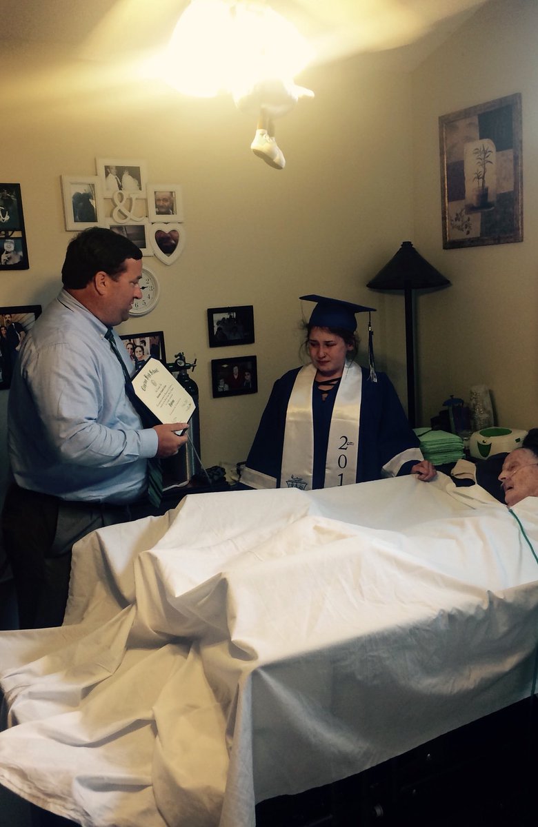 awleeex's tweet photo. in may last yr my grandmas health was taking a turn for the worst. she had 2 weeks then 2 days, then they didn’t think she’d make it. my mom set up this wonderful surprise having my principal come nd have our own lil graduation infront of her, later that night she passed away. 💕 https://t.co/8SEuEF10Tk