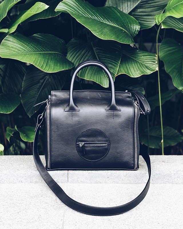 Thisisground's tweet photo. Our travel handbag - the Bank Bag in Black #tigselfmade #tigbankbag via @skybambi https://t.co/DER90KNf1I https://t.co/fZ3MjdZpQq