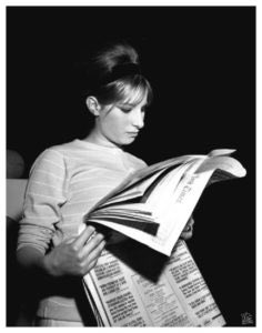 QUEENBSTREISAND's tweet photo. Barbra Streisand reading https://t.co/O3osJQ7wpa