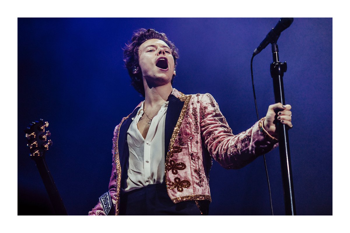 Gucci Japan Twitterren ハリー スタイルズ Harry Styles の Live On Tour ロンドン のthe O2 Arena 公演では Alessandromichele がデザインした Gucci カスタムメイドの刺繍が施されたベルベット ジャケットでパフォーマンス T Co Xeykw26mpy