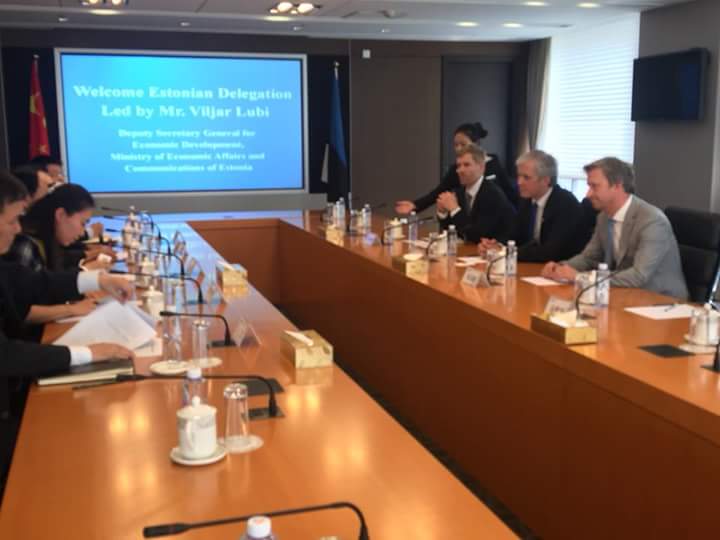 economist_13's tweet photo. Had a meeting with Chairman Mr Li, Vice-president Mr Li and other top executives of #ChinaPostGroup in Beijing yesterday to further strengthen the cooperation between @OmnivaLogistics and CPG in delivery of #ecommerce goods to and from China 🇨🇳 #post #logistics #workatomniva https://t.co/Vi7ik28unT