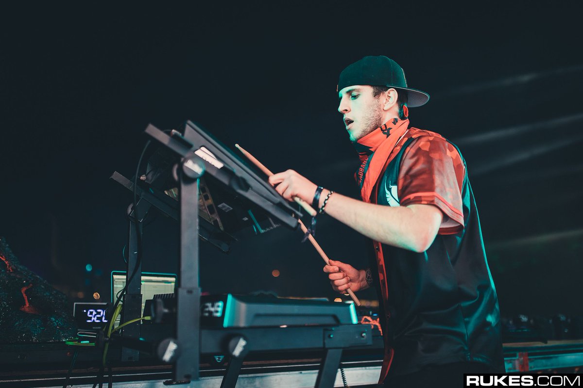 intlsongcomp's tweet image. Watch @ILLENIUMMUSIC &apos;s massive live set from the 1st weekend of @coachella buff.ly/2HcOf3y which he started w/ #ISC2017 &apos;s GRAND PRIZE WINNING song &quot;Crawl Outta Love&quot; via @EDMsauce