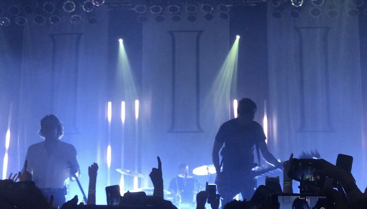 calentiine's tweet photo. they're amazing i saw 5sos monday &amp; im still not over it #5SOS3Chicago https://t.co/9TxZOB1Yj1