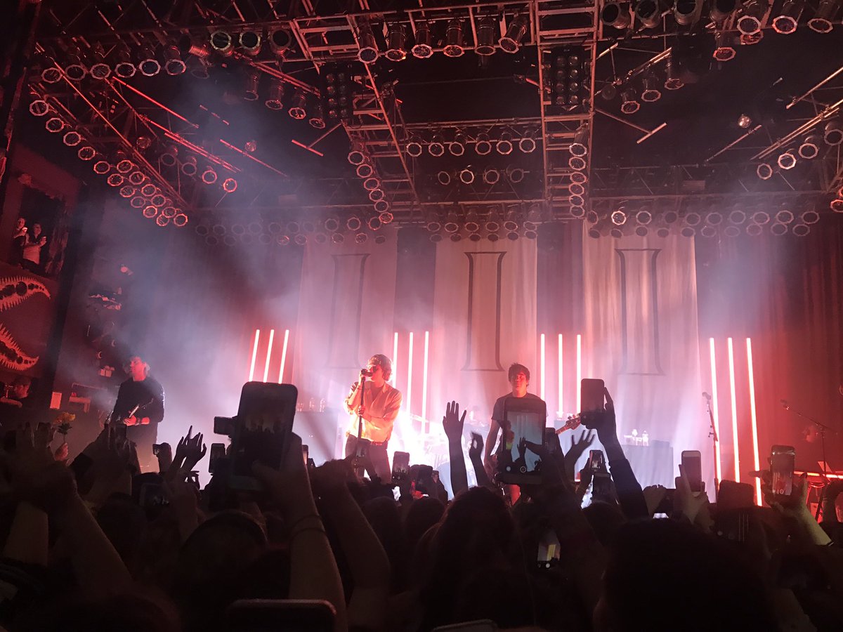 calentiine's tweet photo. they're amazing i saw 5sos monday &amp; im still not over it #5SOS3Chicago https://t.co/9TxZOB1Yj1