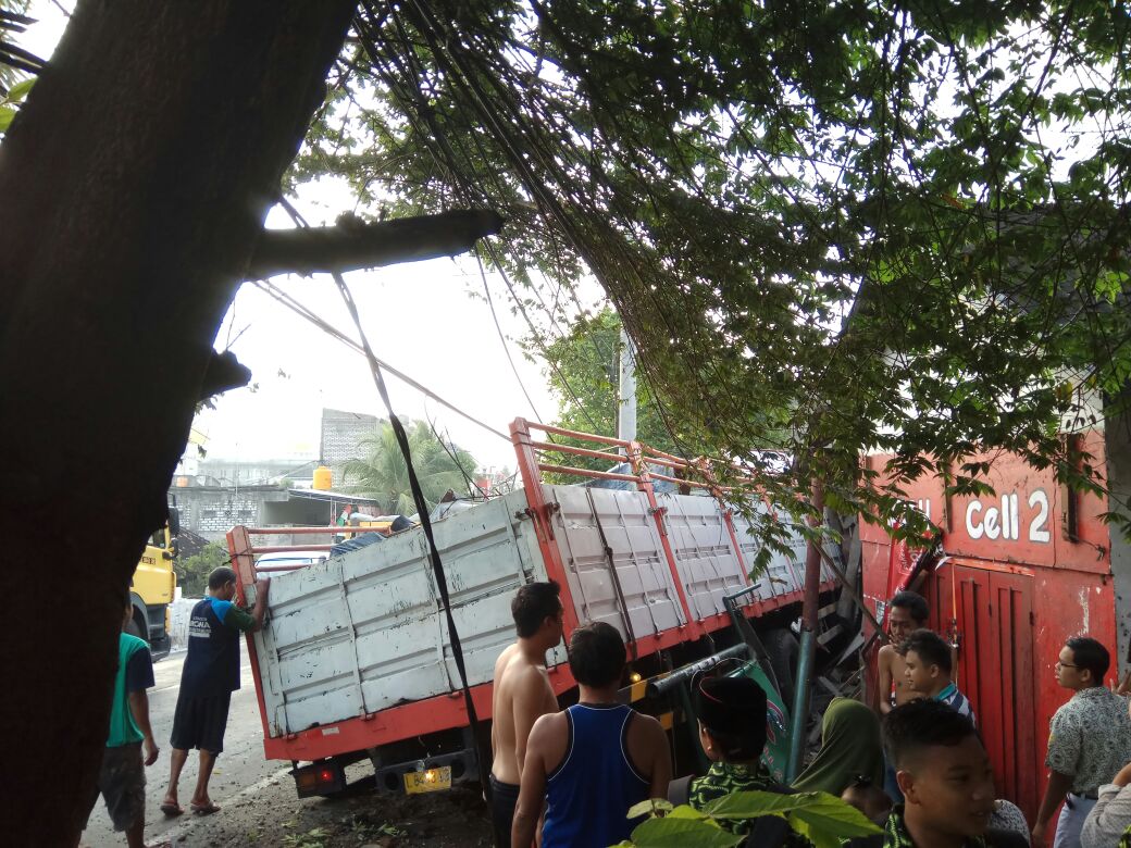 Truk tabrak rumah di paciran. Tdk ada korban. Kronologis blm jelas