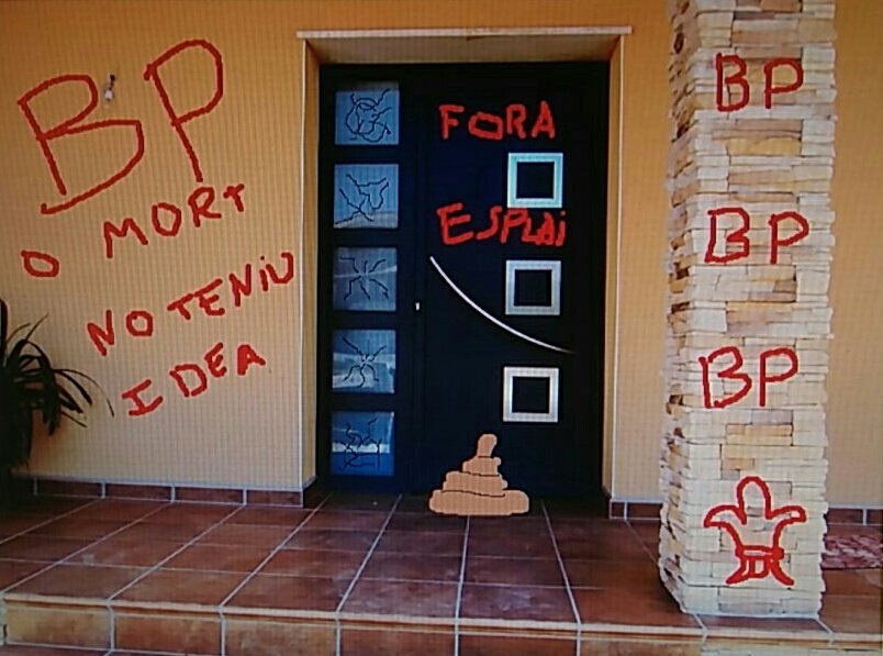 Avui ens hem despertat amb una molt mala notícia. Hem patit un atac a la nostre seu. <a href="/mossos_SER/">Mossos Sant Esteve de les Roures</a> @GU_SERoures @CivilRoures @FiscaliaRoures <a href="/DretsRoures/">DretsRoures 🎗</a> @laveudesesteve