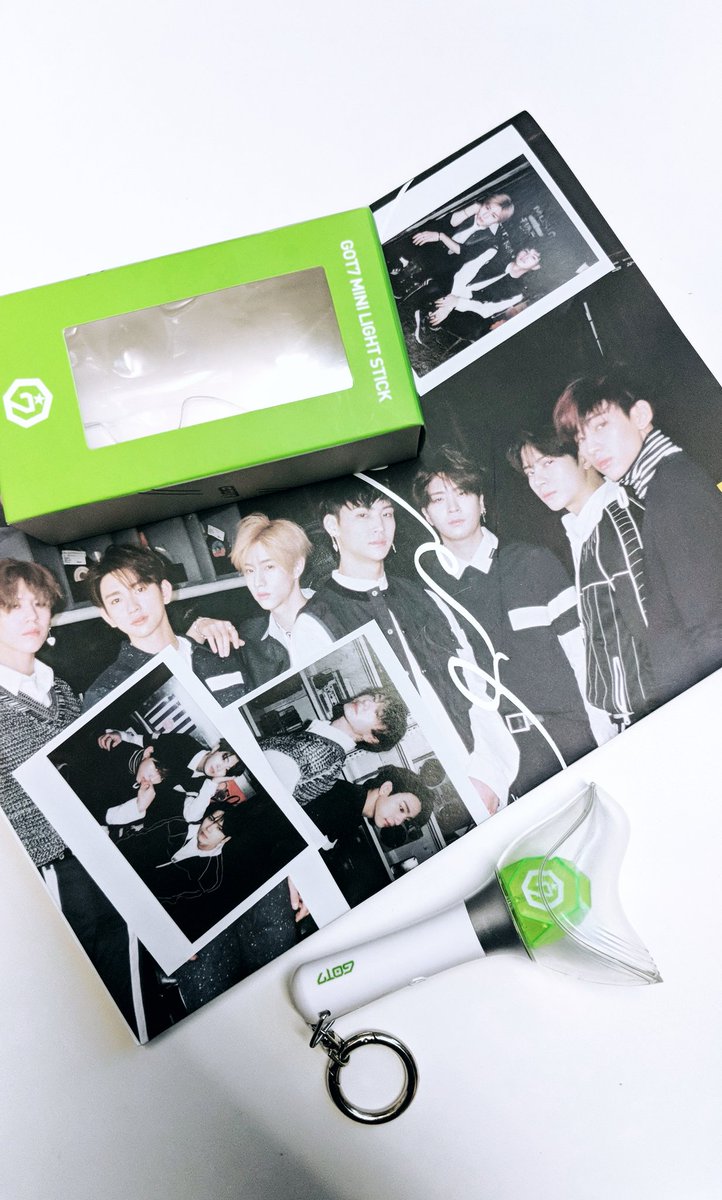 ahlicen's tweet photo. My kpop loving ass bought a mini @GOT7Official light stick and their newest album 😍😩❣️ #GOT7 #miniahgabong #minilightstick #ahgase #IGOT7 https://t.co/eqE3mArJmb