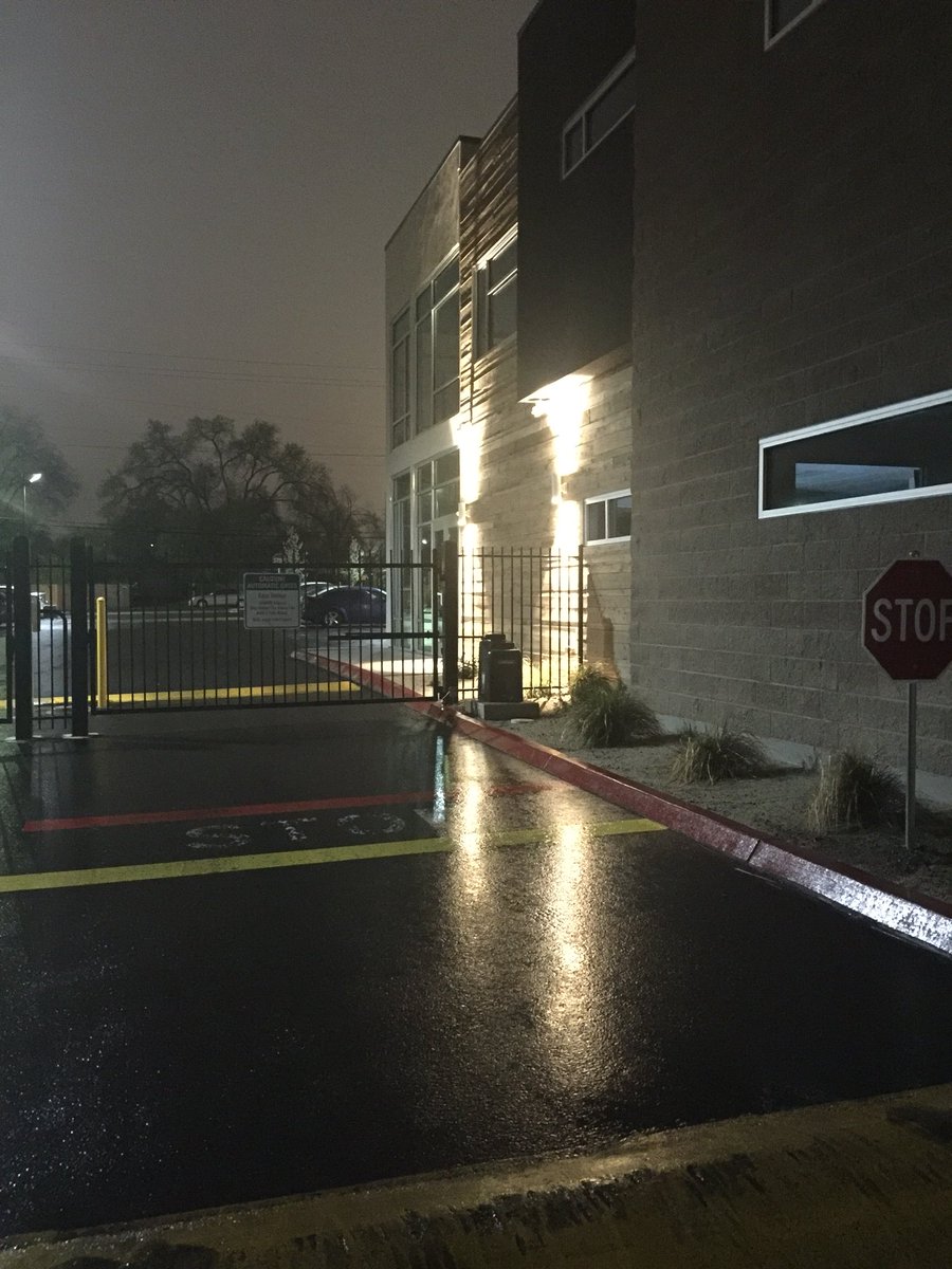 erbananna's tweet photo. Whose idea when cars are trying to get out is to have this gate pull inward and not out away from the car. #unpleasantdesign #RSJ108 #pulloutweak https://t.co/MMtn4XRo7R