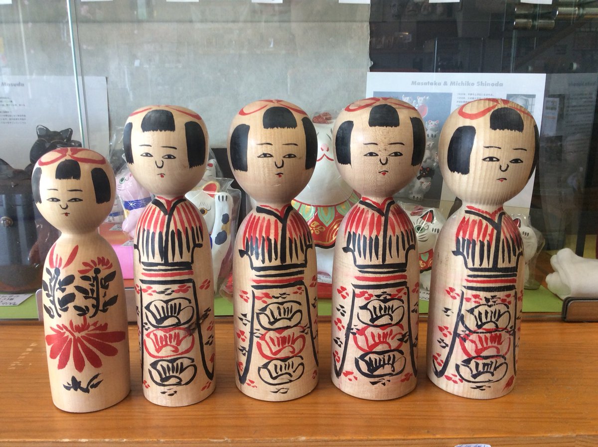 当店にある古いこけしをご覧下さい。工人さんによってお顔が色々で