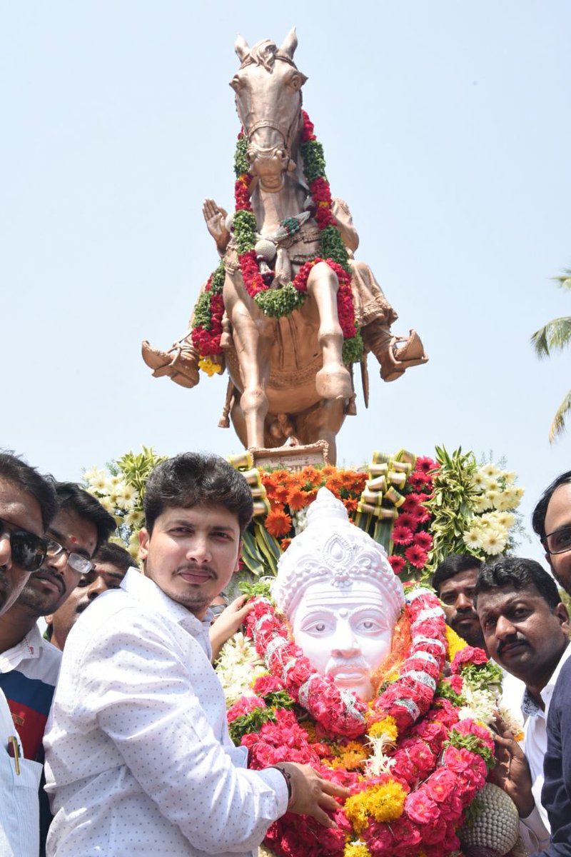 PatilAstagi's tweet photo. ಕಲಬುರಗಿಯಲ್ಲಿ ನಿನ್ನೆ ನಡೆದ ವಿಶ್ವಗುರು ಬಸವಣ್ಣನವರ 885ನೇ ಜಯಂತ್ಯುತ್ಸವದಲ್ಲಿ ನಮ್ಮ ಜನಪ್ರಿಯ ಶಾಸಕರಾದ ಶ್ರೀ @AppugoudaPatil ಅವರು ಭಾಗವಹಿಸಿದ ಸಂದರ್ಭ https://t.co/vYDIvugCzS