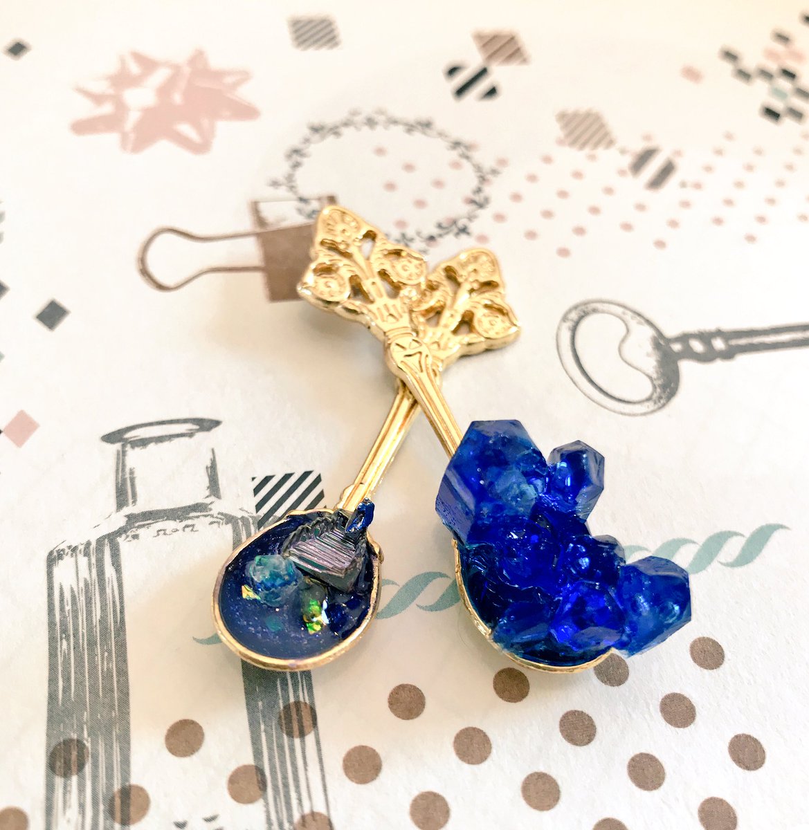 Sora Galaxy Planet V Twitter 鉱物レジン作るの楽しい W ビスマスとレジンの組み合わせも自分的には素敵な感じになったと思うけどどうかなぁー 鉱物レジン 鉱石レジン ハンドメイドマーケット18 レジン レジンパーツ 宇宙塗り レジン好きさんと繋がり