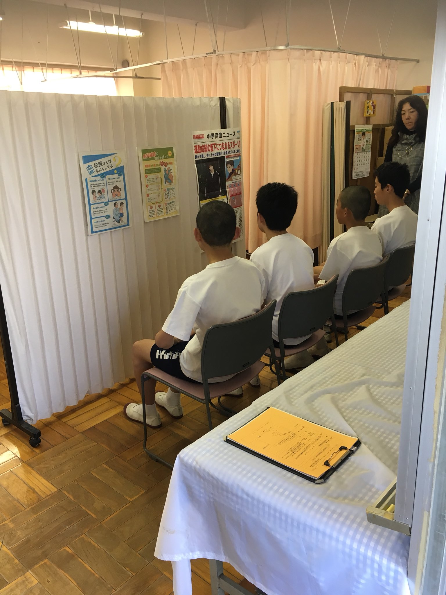 内科検診　中学校  / X