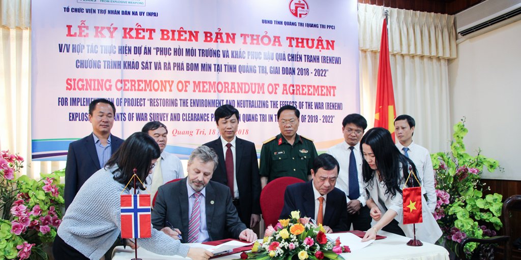 Quang Tri Province and Norwegian People’s Aid (NPA) Vietnam on Wednesday, 18 April 2018, signed a Memorandum of Agreement on continued implementation of the #ExplosiveRemnantsofWar Survey and Clearance Program at Project RENEW in the period 2018-2022. bit.ly/2HcJz21