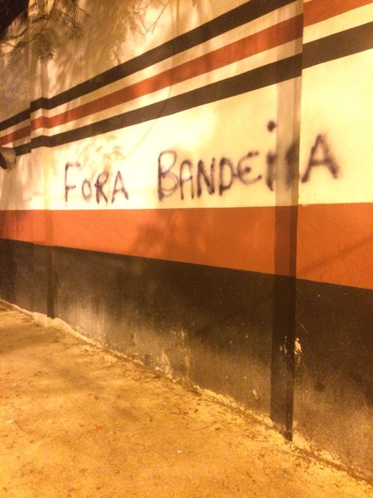 futglobocbnrj's tweet photo. #FLAxSFE Muros da sede do @Flamengo na Gávea são pichados após empate com o @SantaFe, pela Libertadores #FutGloboRadio https://t.co/ld2Gs575q0