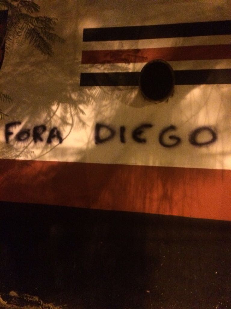 futglobocbnrj's tweet photo. #FLAxSFE Muros da sede do @Flamengo na Gávea são pichados após empate com o @SantaFe, pela Libertadores #FutGloboRadio https://t.co/ld2Gs575q0