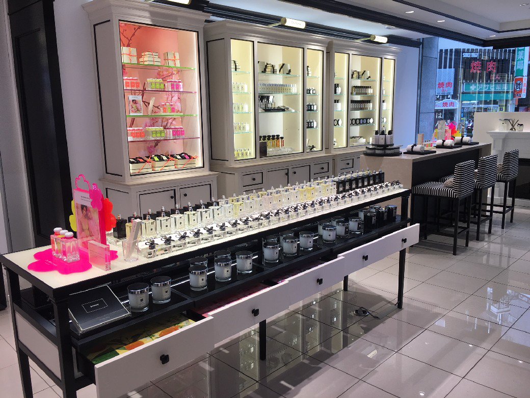 西武池袋本店 Twitter Da お好みのロンドンアイコンを描きます ジョーマローンロンドン ではイラストレーションイベントを開催中 ギフトボックスにイラストレーターがその場で描きます 税込16 0円以上のお買い上げで無料サービス 1階 南a9 T