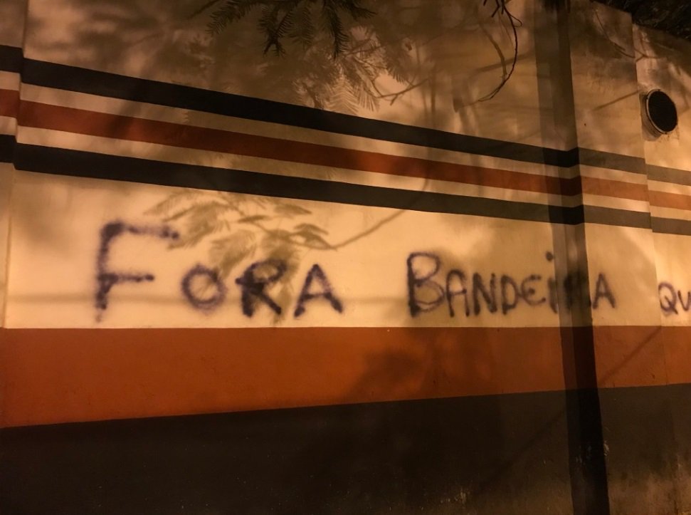 ultras_1895's tweet photo. Não concordo com a depredação do nosso clube, mas entendo a revolta.
#FLAxSFE #Flamengo #JoNoPorchat #ForaDiego #ForaEBM #RenunciaEBM #Flamengo #RNsegueRN #FlaBasquete #ForaEBM #ForaFredLuz #NãoAoFutebolModerno #Ultras #ArquibancadaResiste #CRF #QuintaDetremuraSDV #ForaArão #SDV https://t.co/hVAFeoMWES