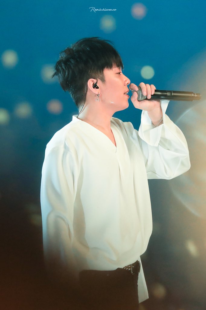 Reminiscence608's tweet photo. 우리를 바라보는 오빠의 사랑스러운 모먼트가 블루레이에도 담겼길래 찍었던 거 꺼내브았어요 :3 

#은지원 #EUNJIWON #殷志源 #ウンジウォン
170923 20주년 고척콘서트 https://t.co/959GekAy7j