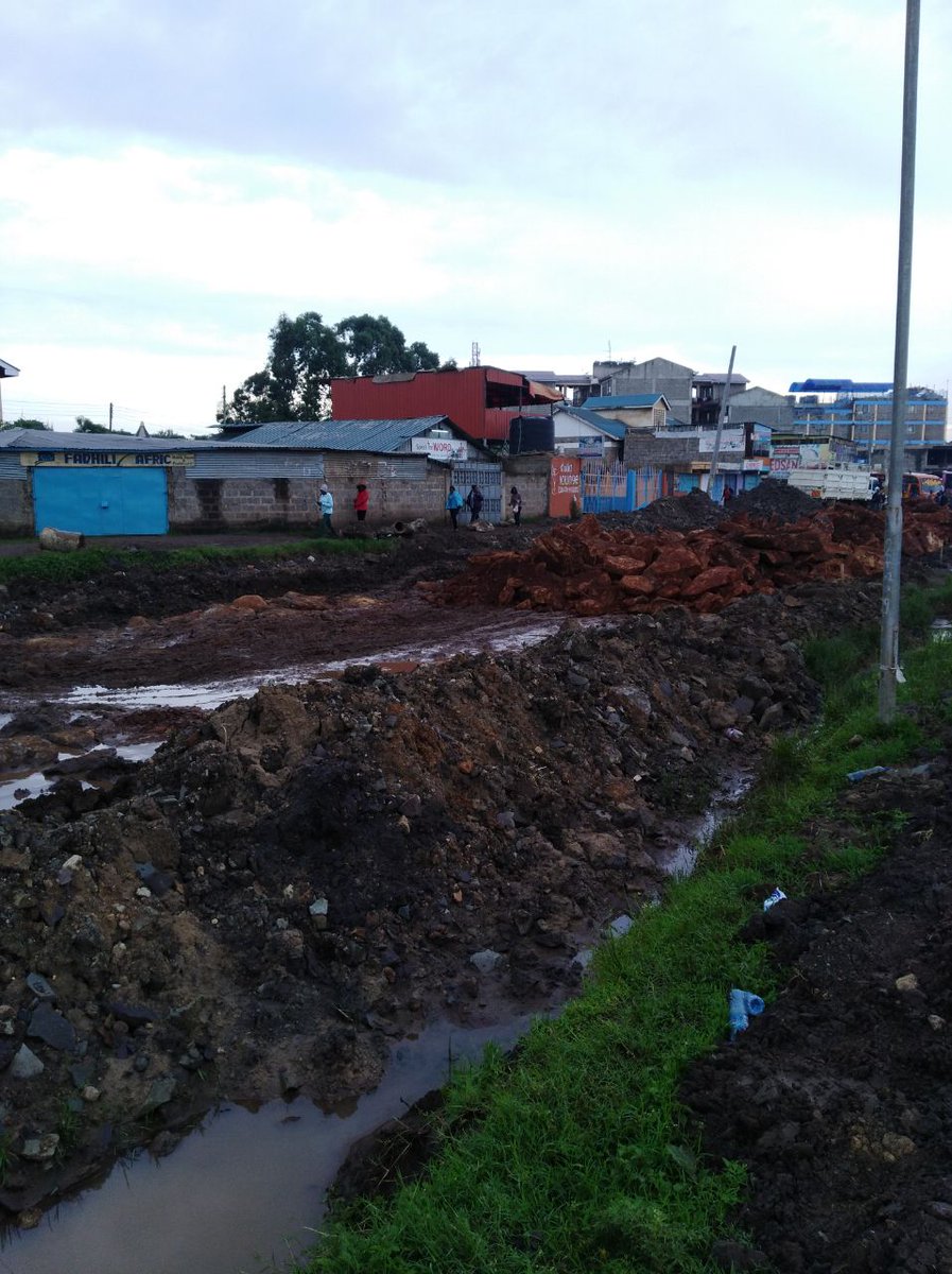 TheStarBreaking's tweet photo. MATATU OPERATORS, business people block Kasarani -Mwiki road over poor state, commuters  stranded. https://t.co/uf7iE7W2no