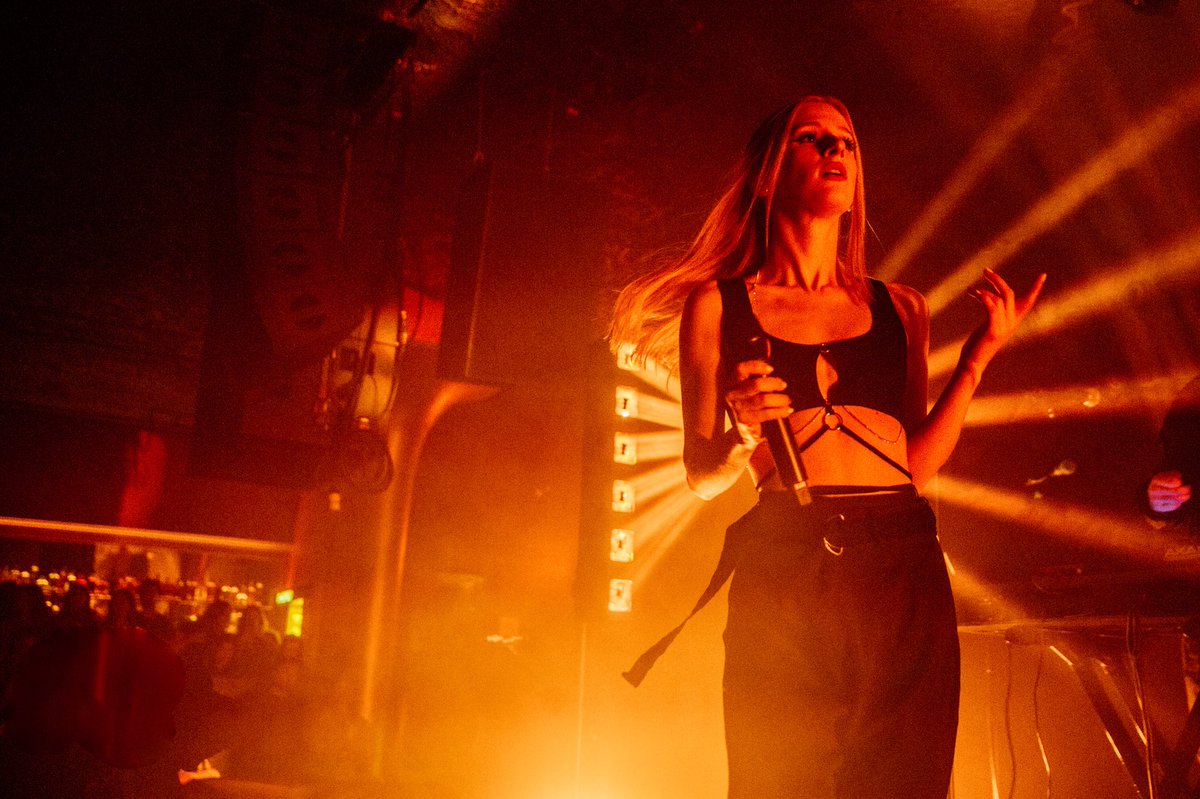 Power933's tweet photo. #UNUSUALTour with @MarianHillMusic tonight at The Showbox! 💥 #MarianHill 📸:@realjoshlewis https://t.co/gbCHrDmkyo