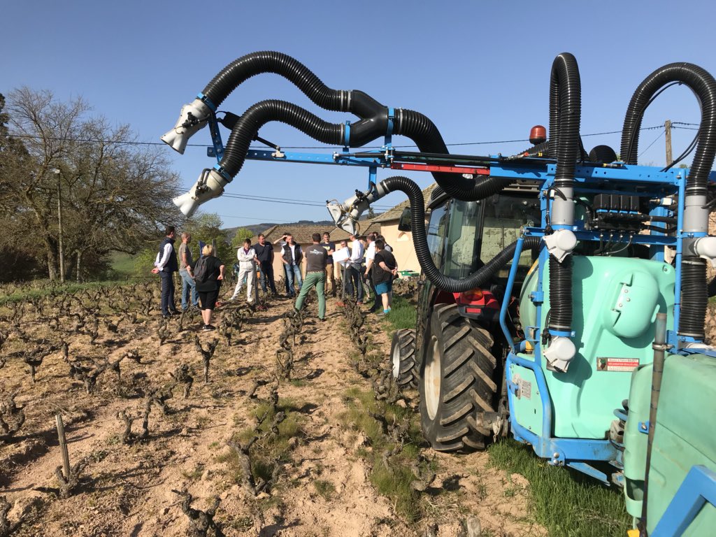 RicbourgC's tweet photo. L’équipe agriculture durable @SyngentaFrance mobilise 50 professionnels sur le sujet de la dérive sur le domaine Agéris de Fleurie #viserzeroimpact https://t.co/yTOGKC7chE