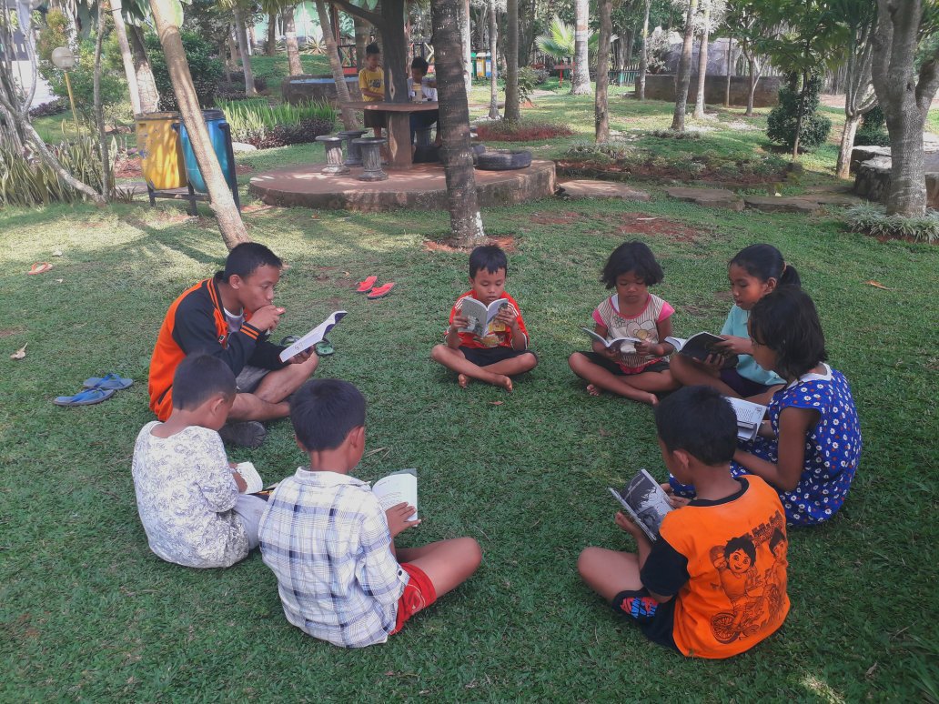 Alhamdulilah telah launching LIMBAH PUSTAKA TPA Jetis #Purworejo pengunjung bisa membaca buku secara gratis disini.