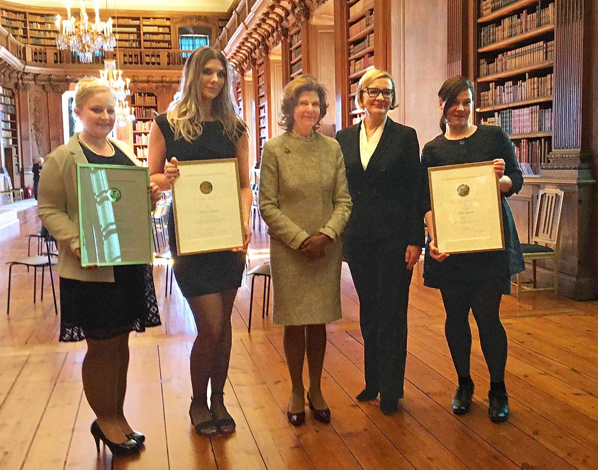 Queen Silvia Nursing Award -stipendiaatit, kuningatar Silvia ja puhemies <a href="/paularisikko/">Paula Risikko</a>, joka toimii palkinnon suojelijana Suomessa. Palkintojenjakotilaisuus pidettiin tänään Tukholmassa kuninkaanlinnan Bernadotte-kirjastossa. Suomalainen palkittu Katri Sajama kuvassa oikealla.