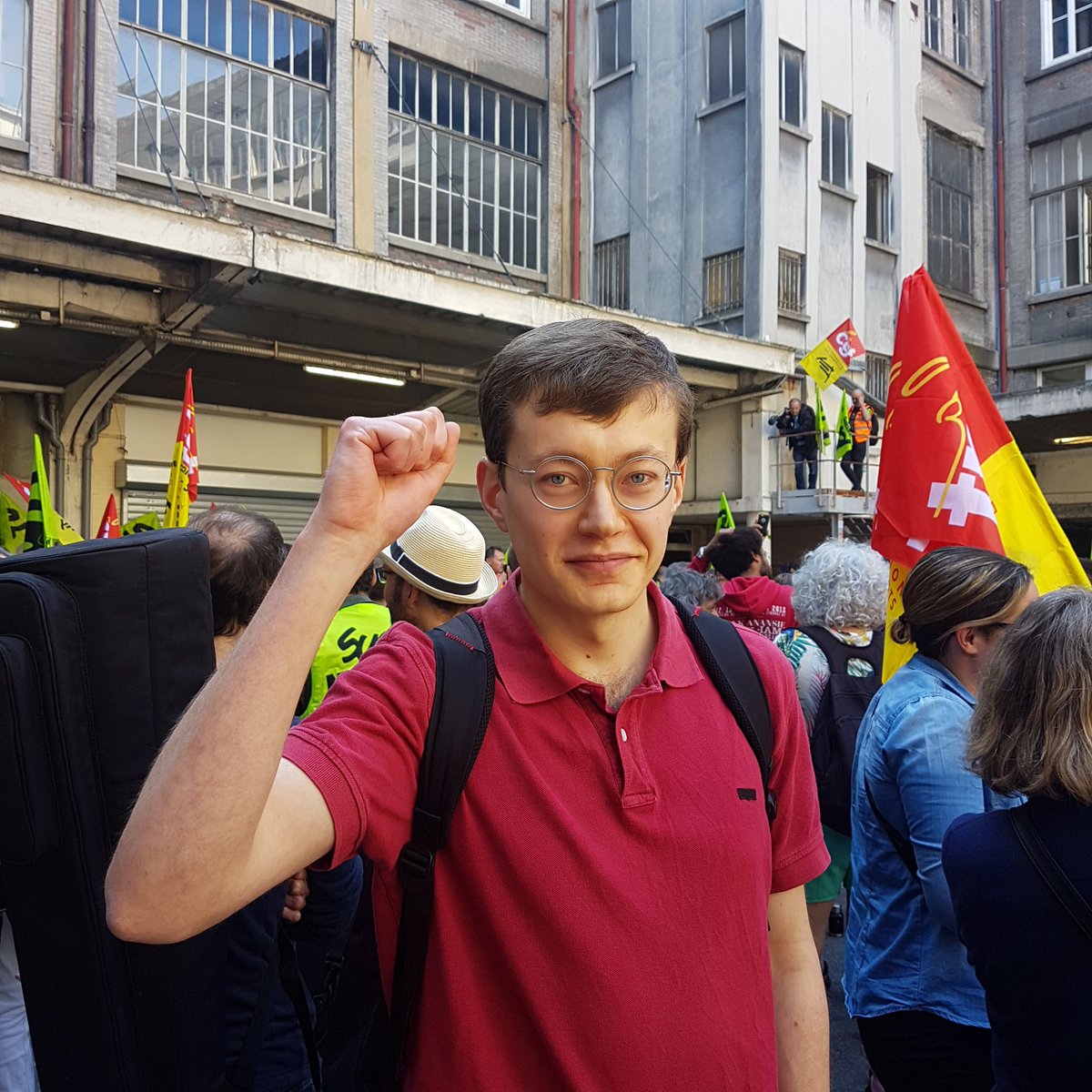 EspaceDesLuttes's tweet photo. . @FInsoumiseParis 12 remet une collecte pour la caisse de grève des #cheminots en AG à Gare de Lyon
#soutien #manif19avril https://t.co/E0MsH3nT3N