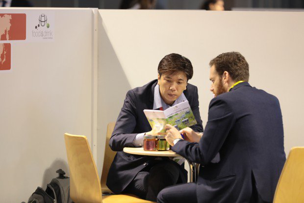 Food4LifeSPAIN's tweet photo. 👥🤝 @esFIAB promueve en #Alimentaria2018 más de 2.400 reuniones con compradores internacionales como impulso a la #internacionalización de la industria de la alimentación y bebidas
➡➡ https://t.co/mbFtXYmUF8 #Aliber18 #Aliber2018 https://t.co/sw6Kllh4M6