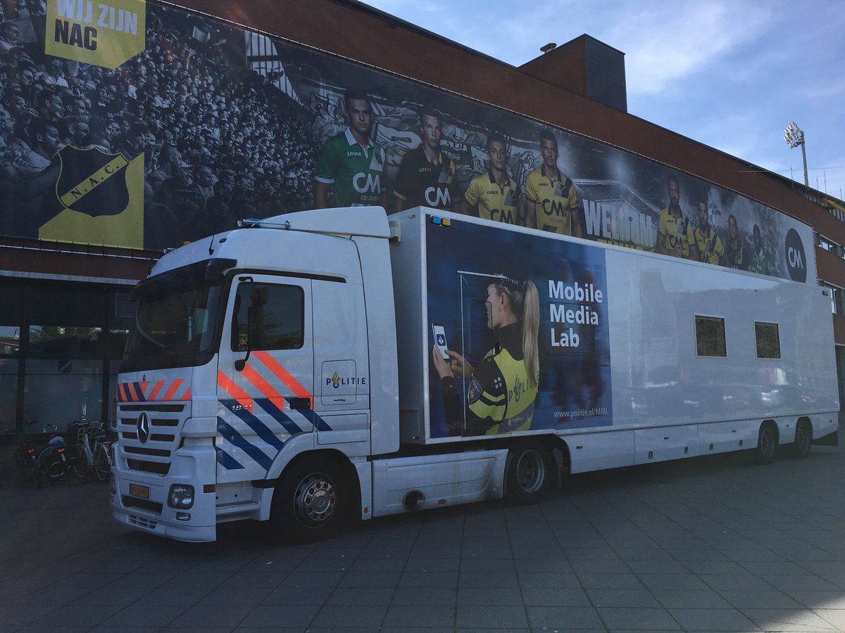 Voor het stadion staat het ‘Mobile Media Lab’ van de politie. Hierin wordt onderzoek gedaan naar de meningen en ervaringen van mensen over de verschillende communicatiemiddelen waar de politie gebruik van maakt.