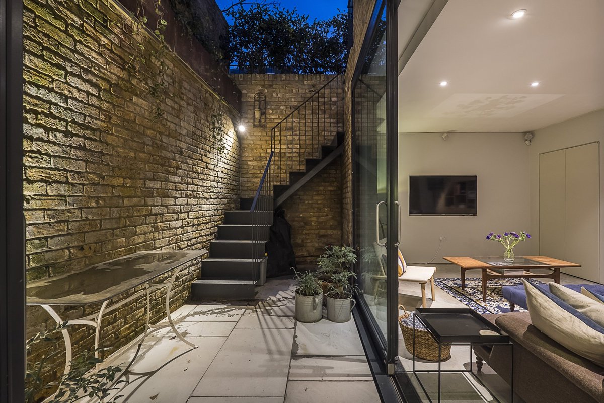 This house is set out over two, spacious floors, which provide versatile, lateral living space which is ideal for couples or a single occupant #ShepherdsBush #London socsi.in/k4AGg