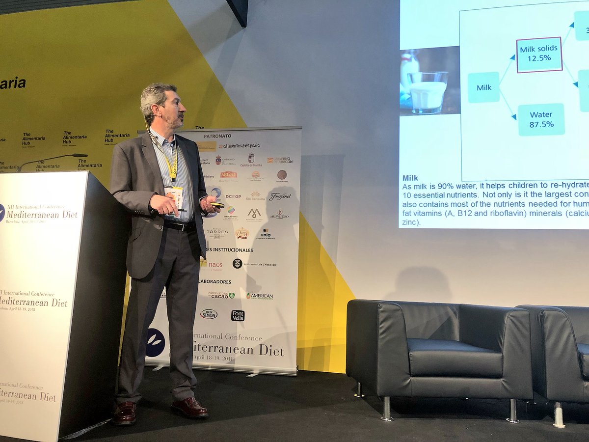 ObsCacao's tweet photo. Tomar #CacaoNatural disuelto en un vaso de leche es el mejor modo de aprovechar sus propiedades antioxidantes. Nos lo confirma Dr. Javier Fontecha de @CSIC desde @dietamed #Alimentaria2018 #Mediterraneandietconference2018   #MejorconCacao https://t.co/Y58QZ5dSBB