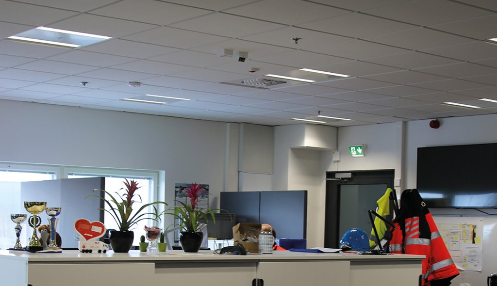 Mitä saadaan yhdistämällä Enston DPML SmartWay -moduulivalaisimia ja Helvarin ActiveAhead -ohjausjärjestelmä? Tuloksena on tietenkin huippulaadukas ja muutokseen sopiva valaistus. Itseoppivasta ratkaisusta enemmän artikkelissa buff.ly/2Jb3lqP. 
#slosuomi #ensto #helvar