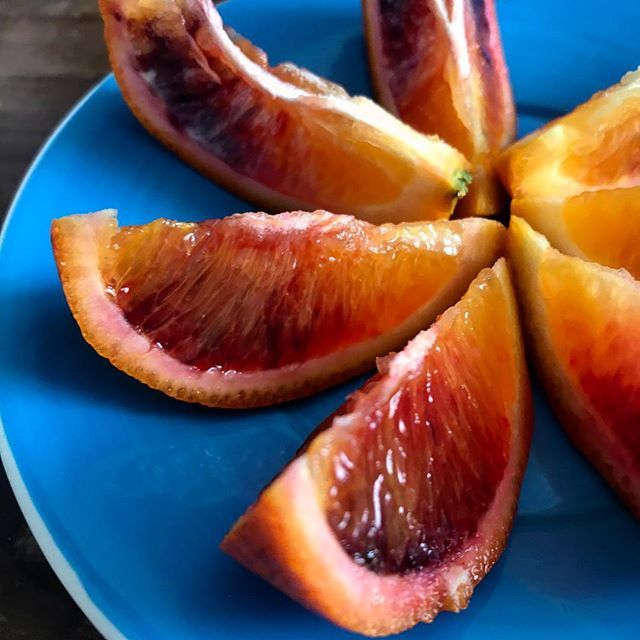 soothemePR's tweet photo. Juicy! My gosh this blood orange is so delish! Packing in my vitamins today. How are you enjoying your fruit?! 😜😁 #t #vitaminc #calciumforvegans #veganfood #juicy #bloodorange #fruitrocks #lowcarbs #freshfood #tasty #beautifulcolours ##adenough #noto… https://t.co/eTyuP1HrGi https://t.co/6Cwf2TJsPL