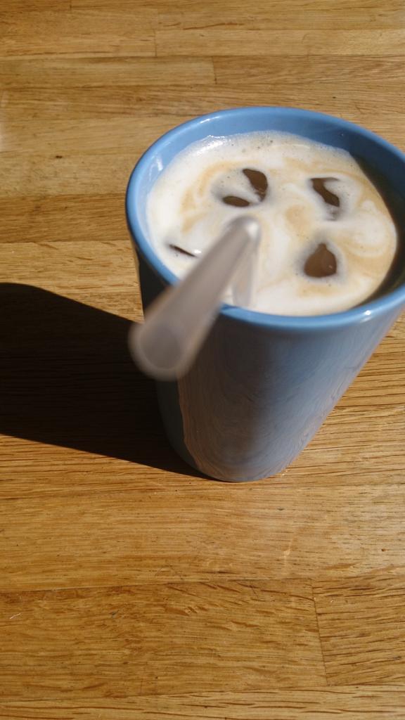Keeping my #icedlatte from <a href="/Craft_Coffee/">Craft Coffee</a> #cool in my #thermacup you desirve one too! #heatwave #coffeebreak #lunchbreak #coffee #sunshine #KingsCross #StPancras #reusablecup #takeaway #cups