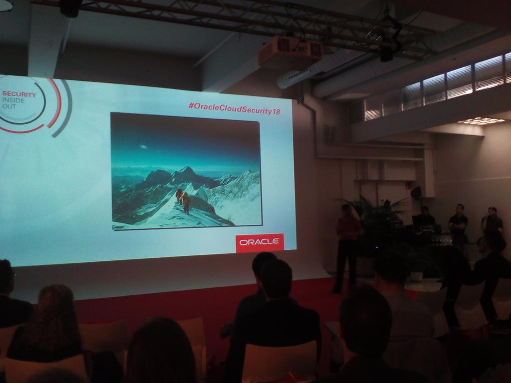 pharalapoe's tweet image. #OracleCloudSecurity18  @Aracelisegarra  Una presentación muy interesante, gestión de riesgos, gestión de equipos, gestión de personas y liderazgo. Chapo