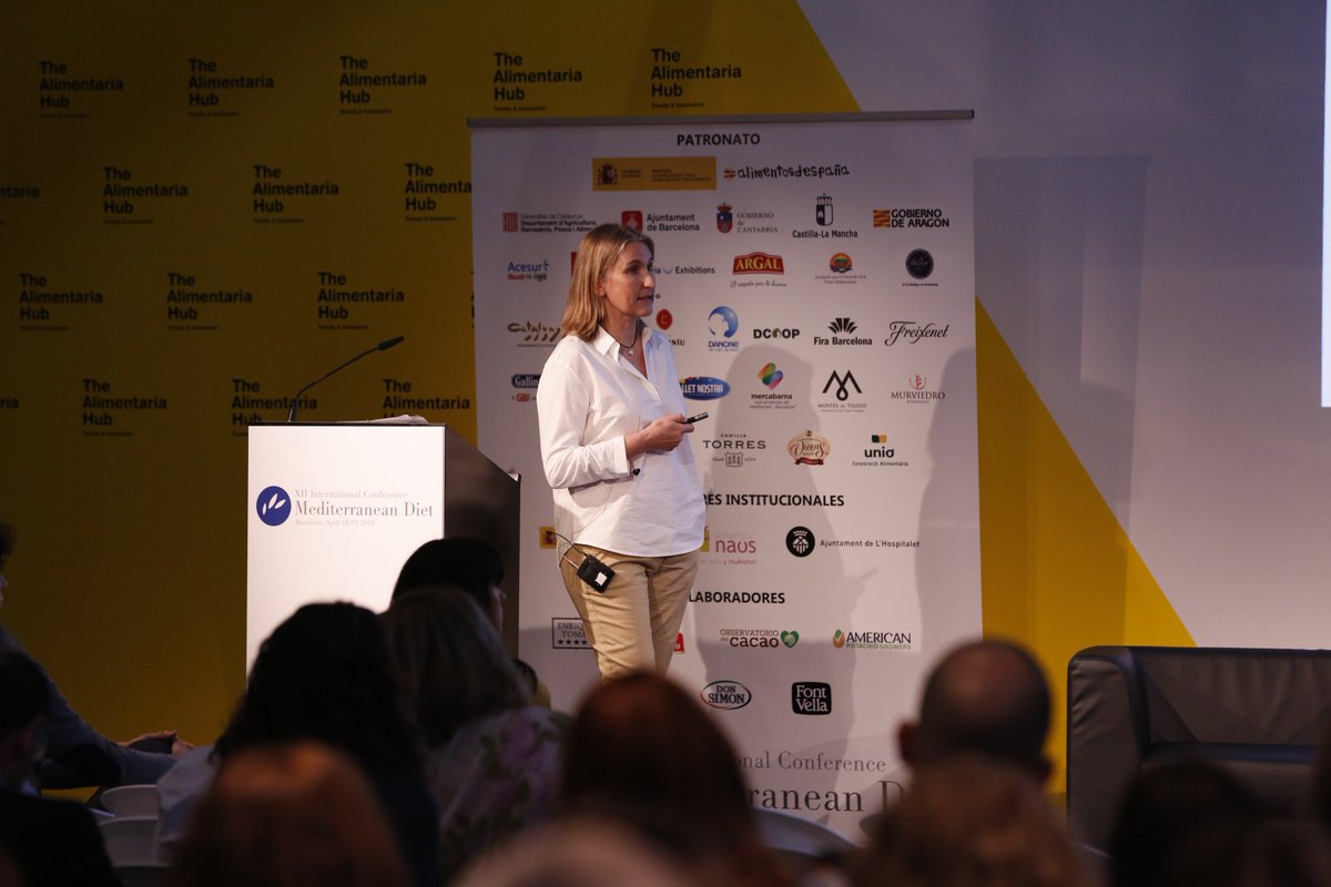 dietamed's tweet photo. Sesión 4: Cacao y cerebro a cargo de Sonia de Pascual. En breve continuamos con Consumo de productos lácteos y salud: evidencias científicas. #congresodietamediterranea #mediterraneandietconference2018 #mediterraneandietandkids #dietamediterranea #alimentaria2018 https://t.co/ULiPYTS6KP