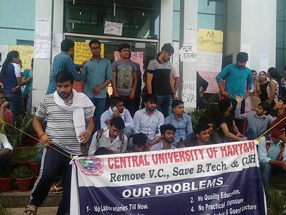 KaushalRanjan's tweet photo. @PrakashJavdekar @narendramodi @UN_Women @ravishndtv 
#justiceforcuh 
On 18th april 2018, evening around 8pm, Security officer with Guard molested with girl in CUH while they were peacefully protesting for their demands. https://t.co/oXGIFBHBGq