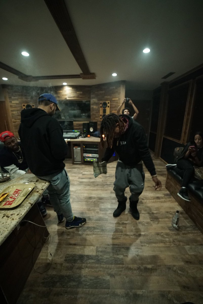 SKOOBBB's tweet photo. REGULAR NIGHT AT THE STU WIT THE BROS @MixedByTheBest @fettywap #THELOUDPACK #ZIPLOCGANG #ZOOGANG1738 #934musicstudio https://t.co/qg2orFmGIp