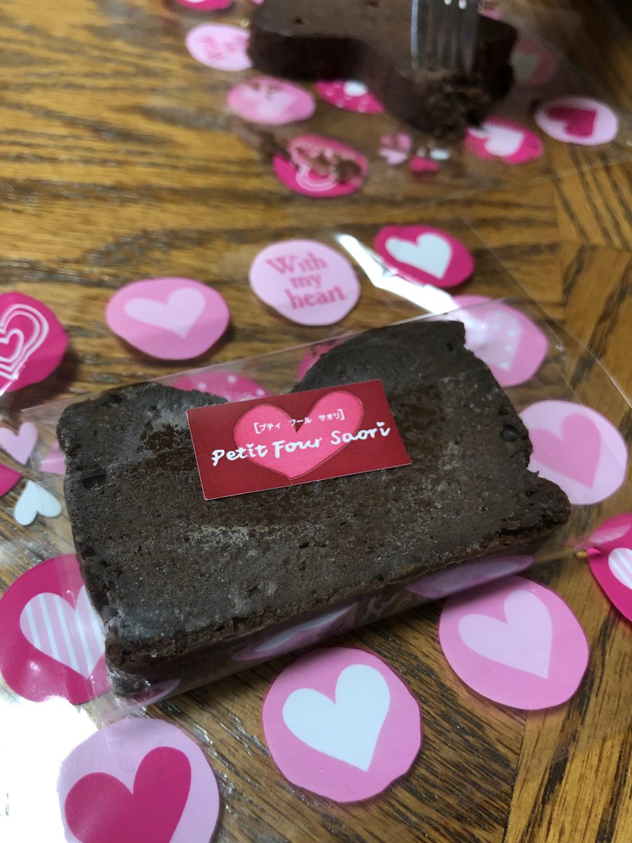ハッピー ハート 今日のおやつは 生チョコケーキ 以前作って冷凍しておいたもの 誰かにプレゼントしようかとラッピングしたけど 結局自分がまた食べたくなった ガトーショコラよりも口どけが良くて 生チョコ ハッピー ハート 今日のおやつは 生チョコケーキ 以前作って冷凍しておいたもの 誰かにプレゼントしようかとラッピングしたけど 結局自分がまた食べたくなった ガトーショコラよりも口どけが良くて 生チョコ