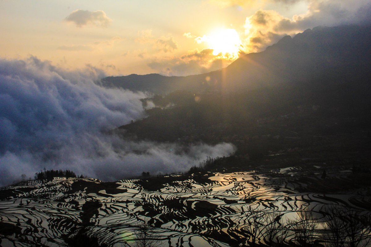 IPBES's tweet image. Land degradation negatively affects the cultural identity of some communities, particularly #IndigenousPeoples and #LocalCommunities, and erodes their #traditionalknowledge and management systems. @IPBES report on Land Degradation and Restoration goo.gl/YZnjrV