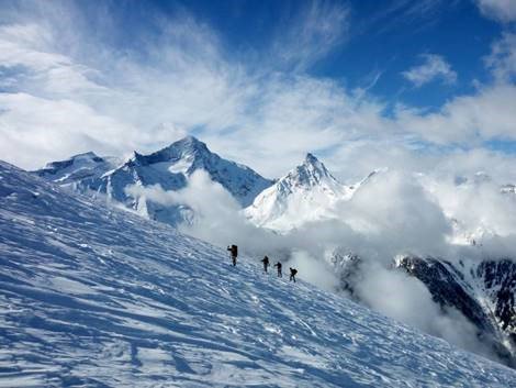SM_Difesa's tweet photo. Sulla Grivola gli allievi del 10° Corso di Qualificazione Sciistica svolto dal Centro Addestramento Alpino dell’@Esercito. I futuri Istruttori Militari di Sci e #SciAlpinismo apprendono tecniche e nozioni per condurre ed istruire in sicurezza il personale militare su ogni terreno https://t.co/PekJmJlIio