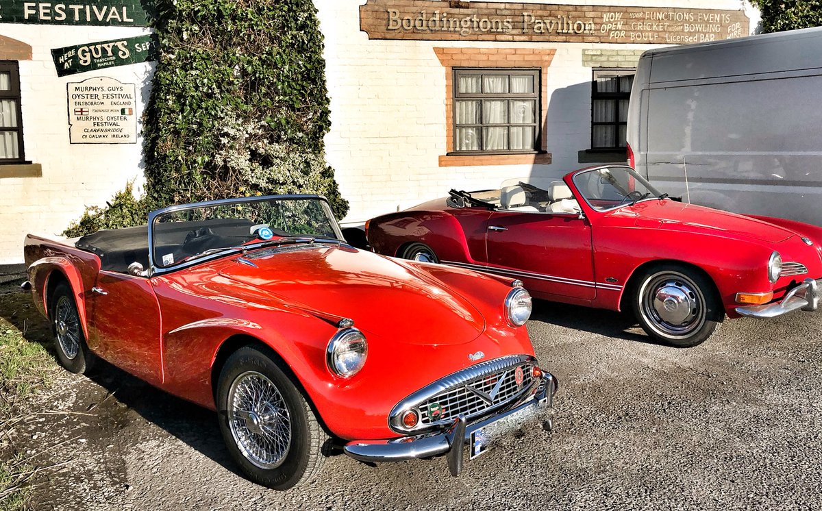 OwdNellsTavern's tweet photo. A couple of nice visitors #canalside yesterday @Daimler DAIMLER SP 250 1963 &amp; a lovely @UKVolkswagen VOLKSWAGEN KARMANN GHIA 1971 #bobbyfirmino #TFRed @GTHamlet @VintageCarClub @ClassicCar_TV @ClassicCarWeek @ClassicCars_Mag @ClassicCars_com https://t.co/7OYNrWg0rM